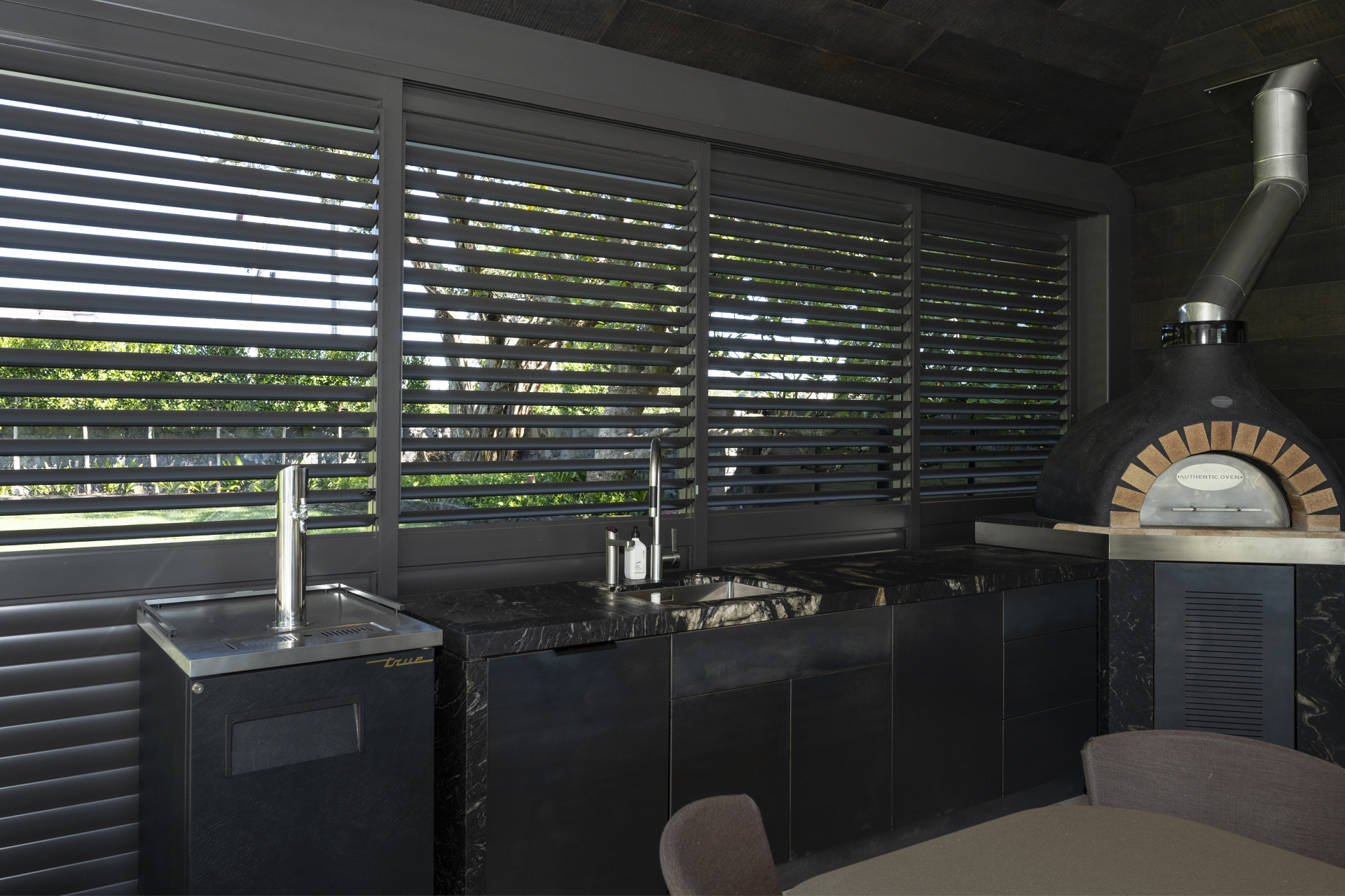 Kiss Pivot System hand operable louvres