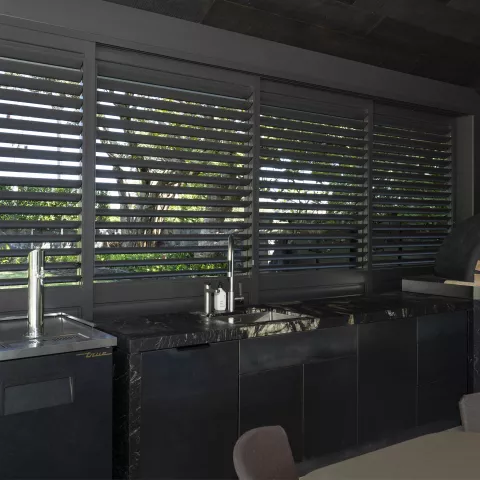 Kiss Pivot System hand operable louvres