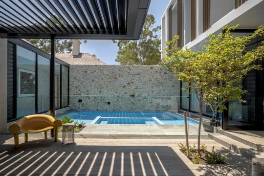 Opening Roof bringing poolside comfort and design. By Louvretec Adelaide | Yeltana
